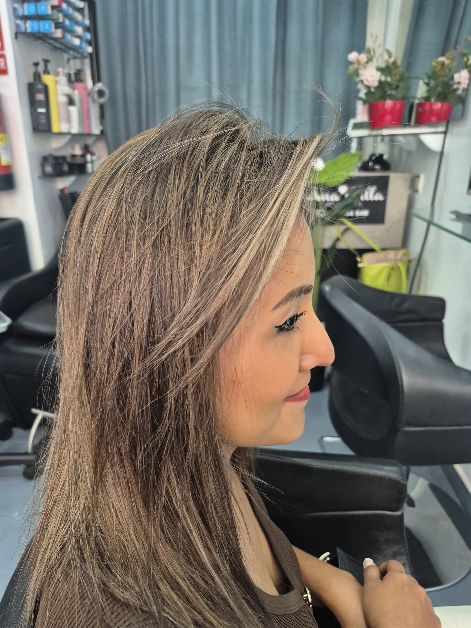 Mechas balayage finas en melena lisa, de perfil, hechas en nuestra peluquería de Chamberí