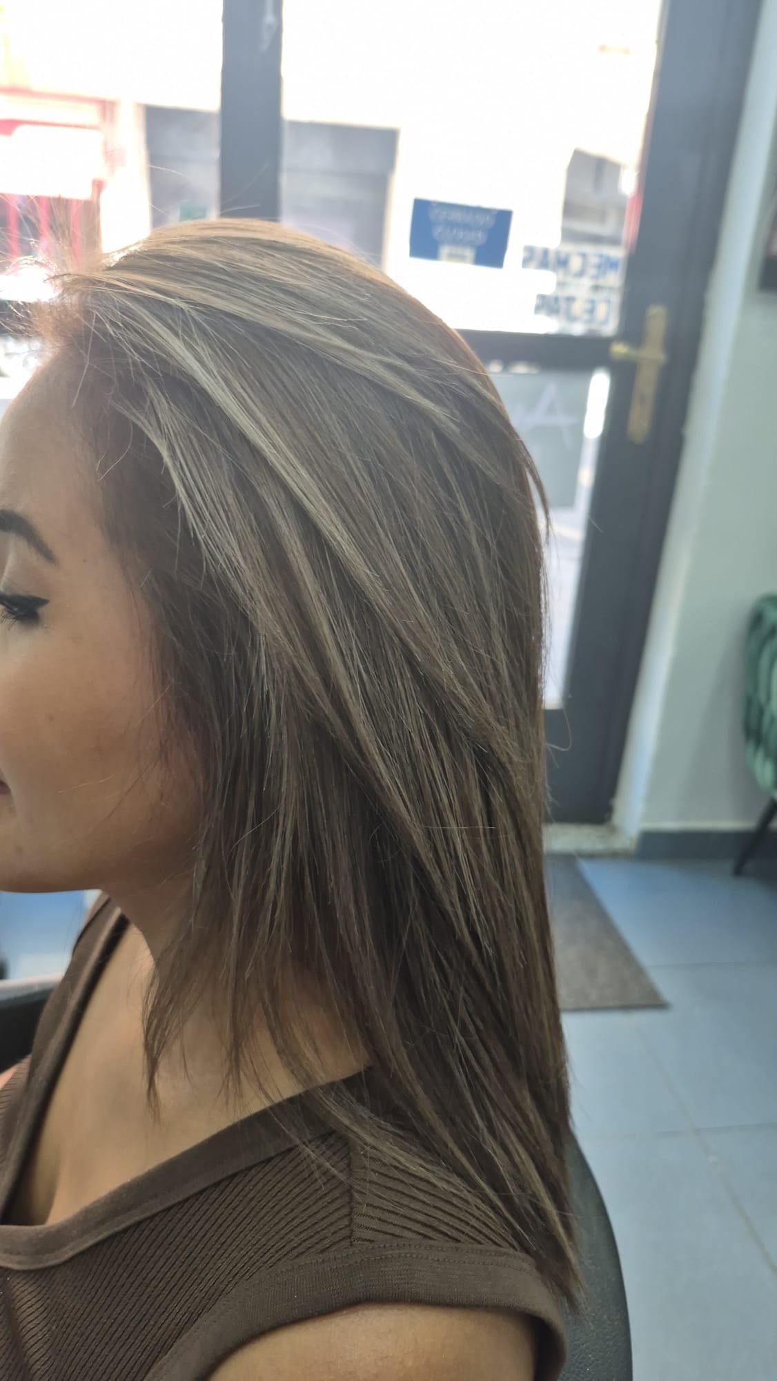 Detalle del acabado: brillo y mechas rubias sobre base castaña, clienta del salón en Madrid